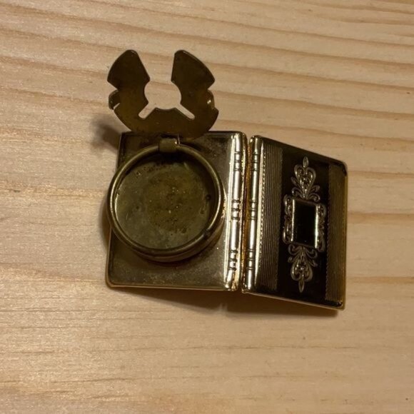 Vintage Gold-Tone Hinged Photo Locket Book Style Button Cover - Picture 6 of 6